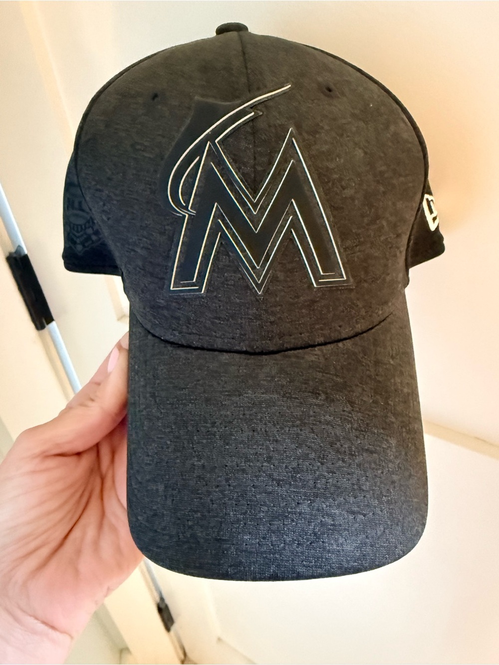 New Era Black Miami Marlins Outline Logo Baseball Cap—never worn